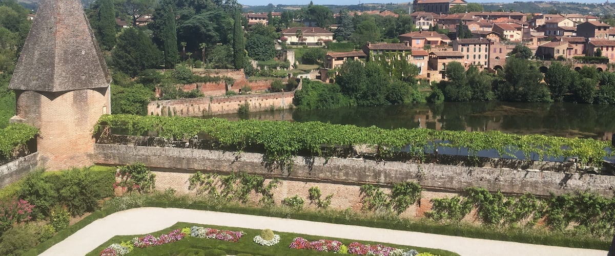 Nice garden next to the cathedral where you can see the Tarn 
#france
#aveyron