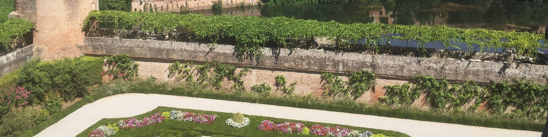Nice garden next to the cathedral where you can see the Tarn
#france
#aveyron