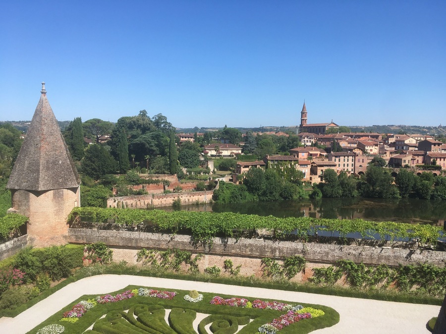 Nice garden next to the cathedral where you can see the Tarn 
#france
#aveyron