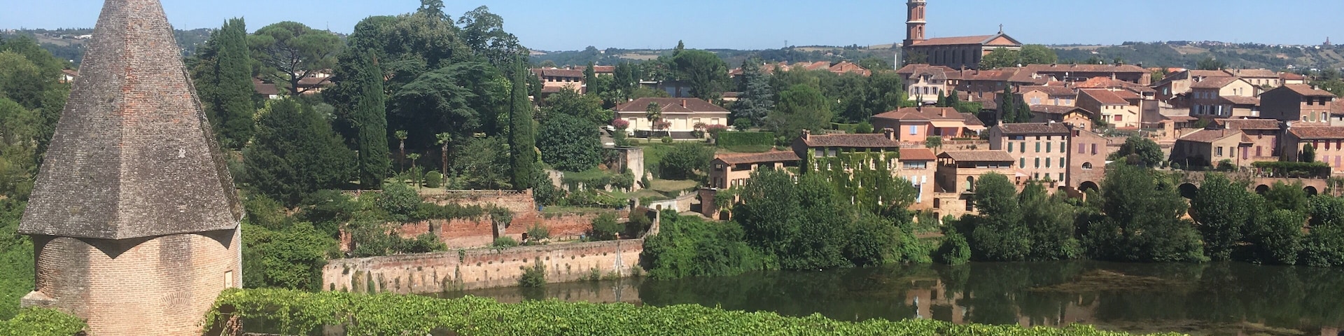 Nice garden next to the cathedral where you can see the Tarn
#france
#aveyron