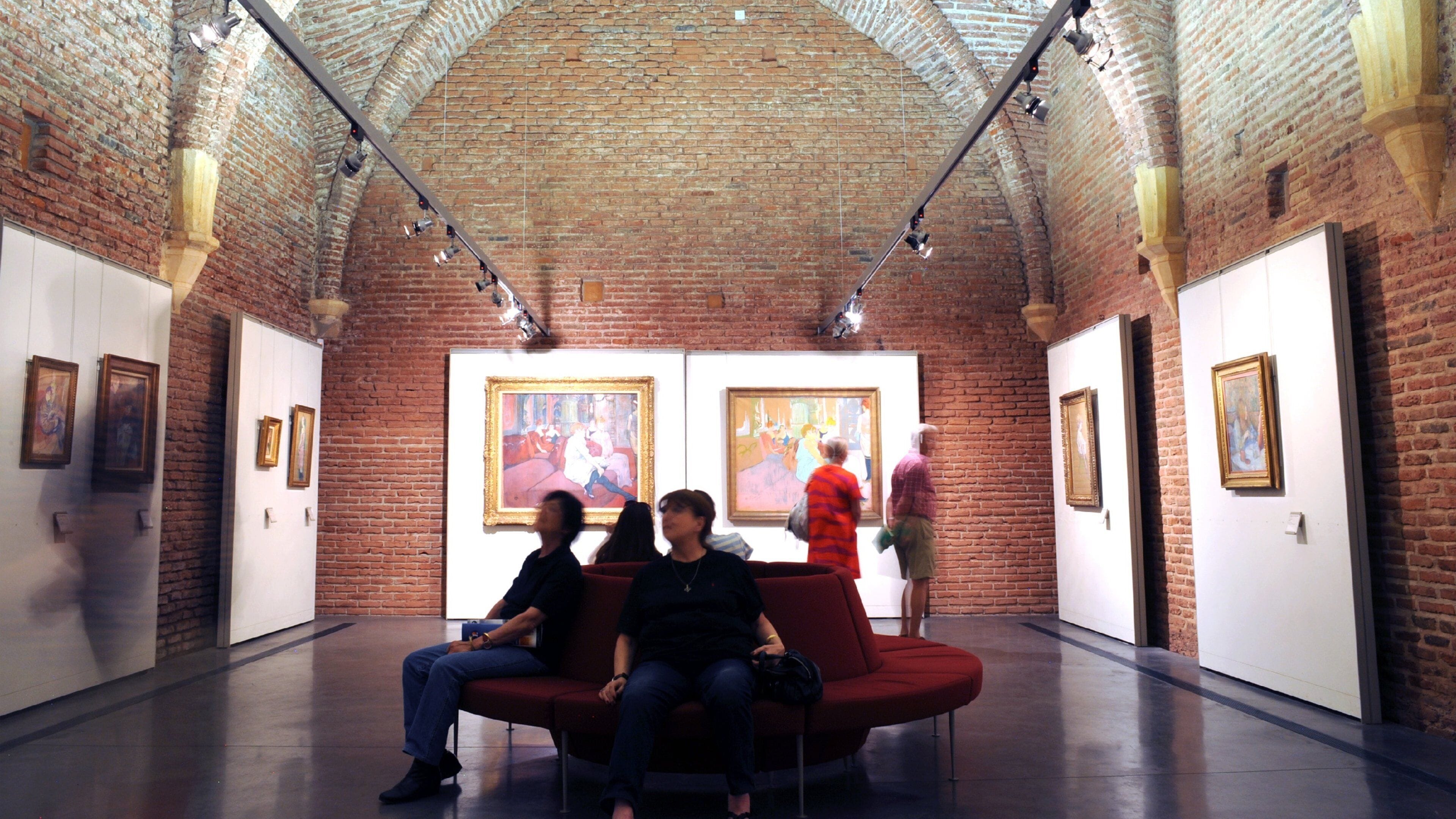 Albi caracterizando vistas internas assim como um pequeno grupo de pessoas