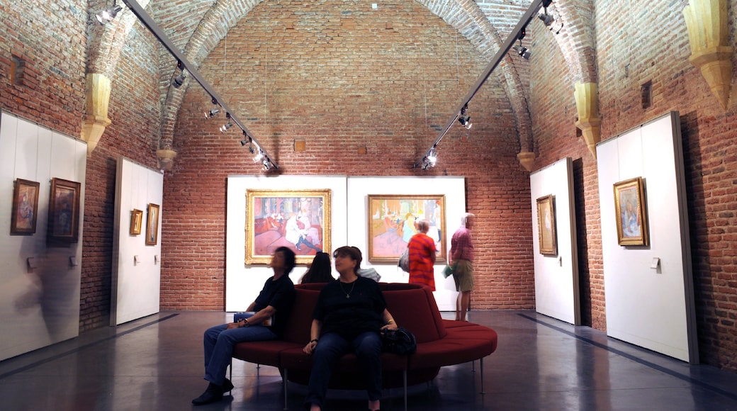 Albi caracterizando vistas internas assim como um pequeno grupo de pessoas