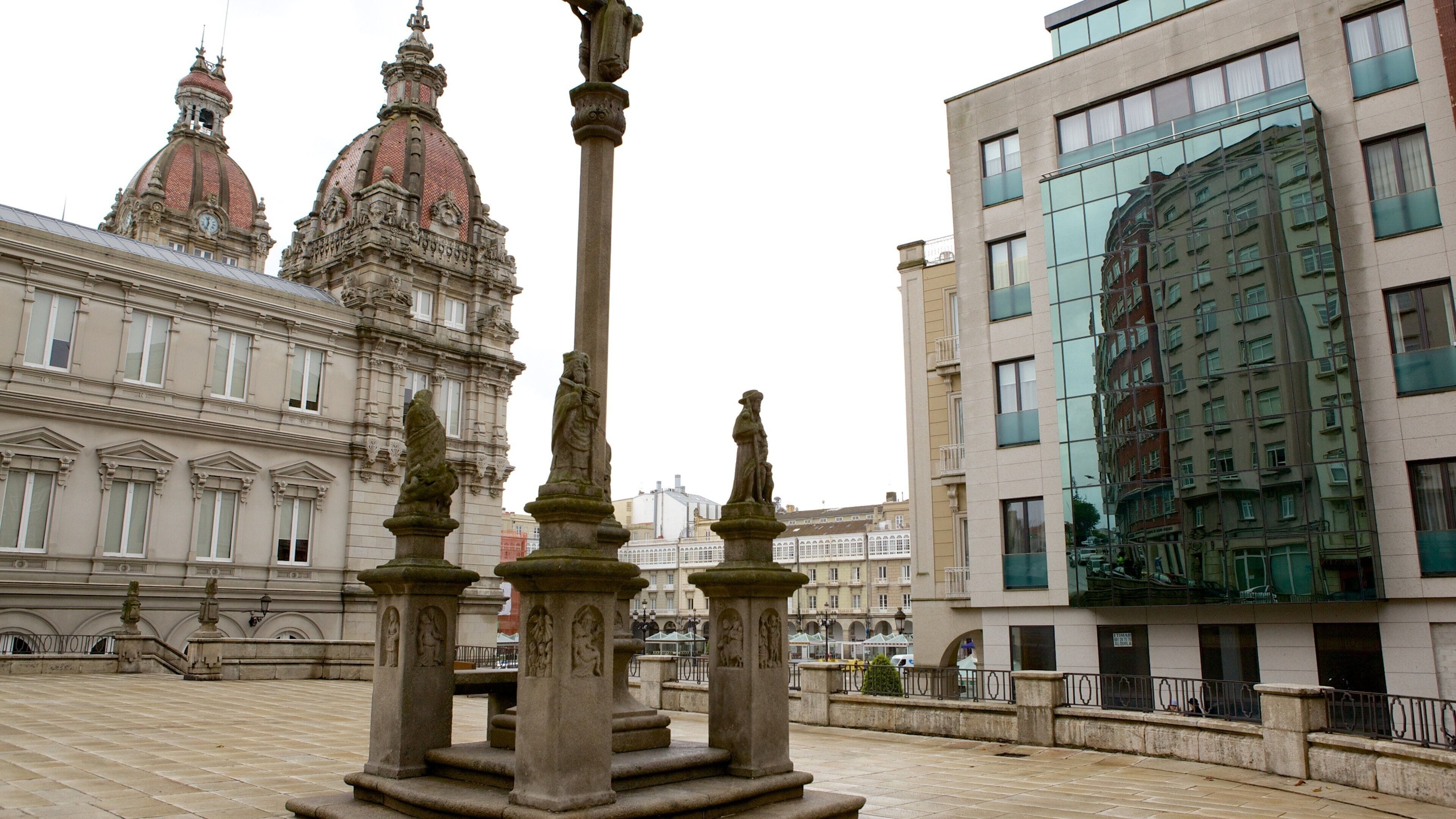 La Coruna showing heritage architecture and a square or plaza