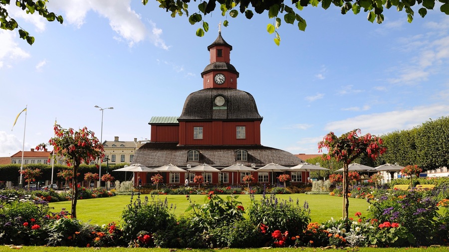 Lidköping showing a park