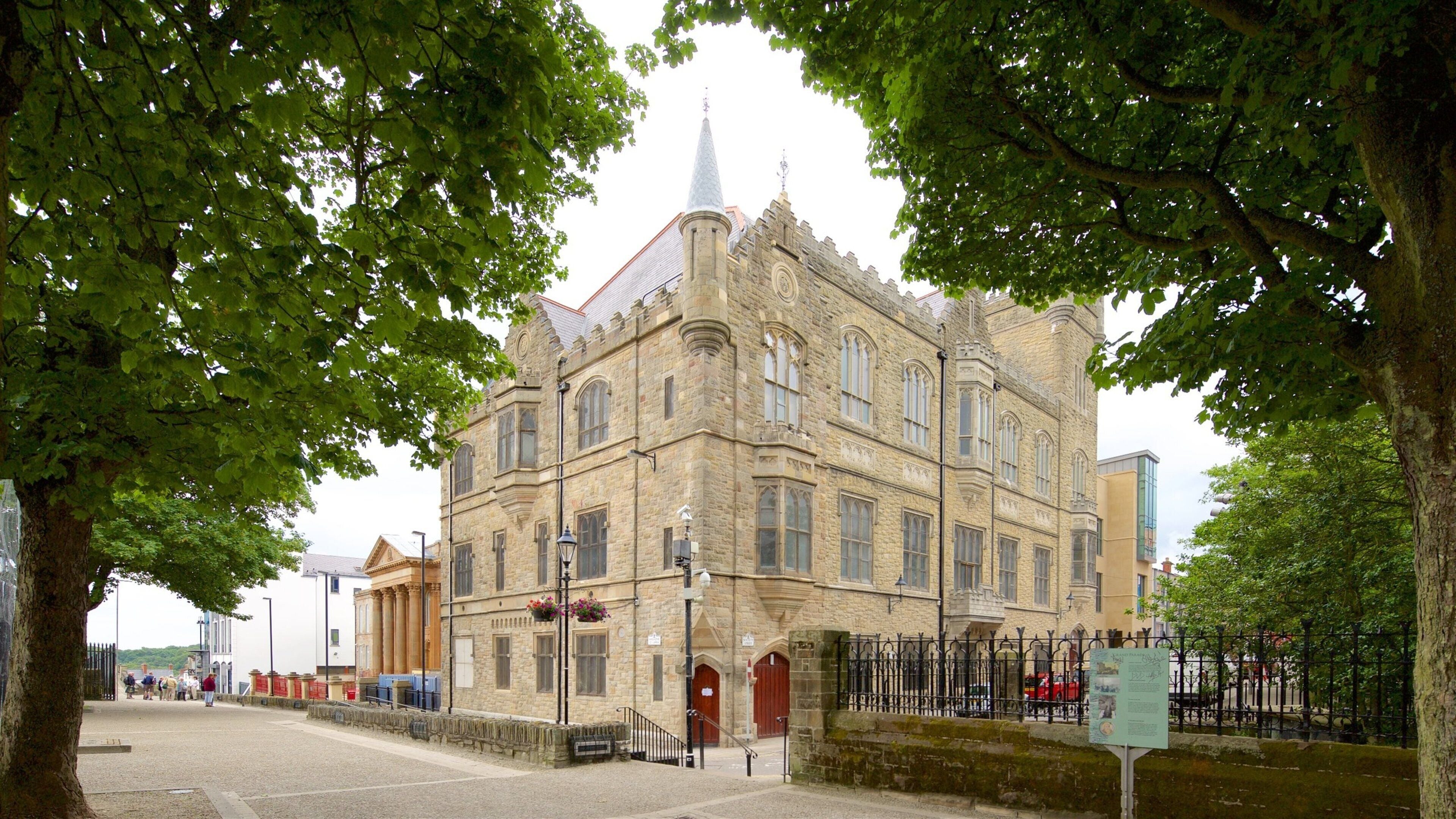 Londonderry showing heritage architecture