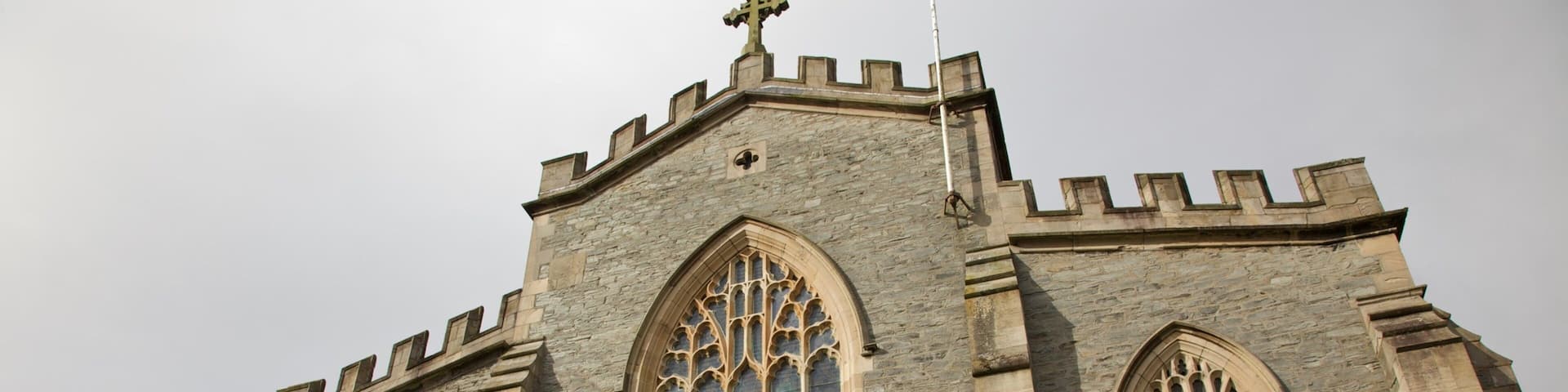 Londonderry which includes heritage architecture and a church or cathedral
