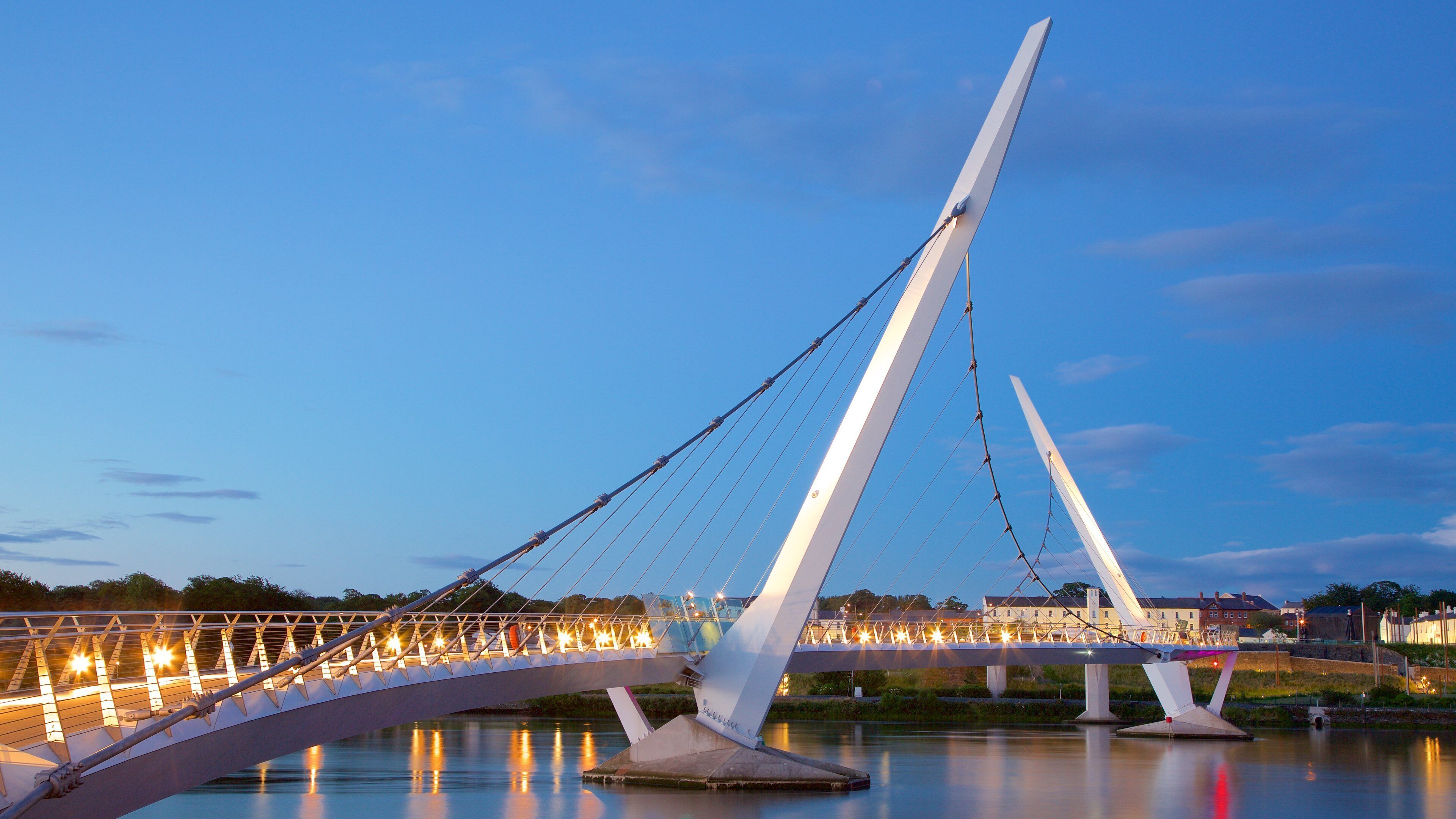 Londonderry som omfatter en bro, natteliv og en flod eller et vandløb