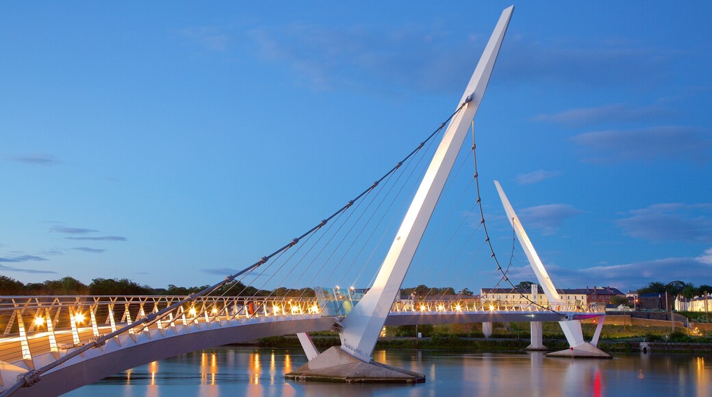 Londonderry som omfatter en bro, natteliv og en flod eller et vandløb