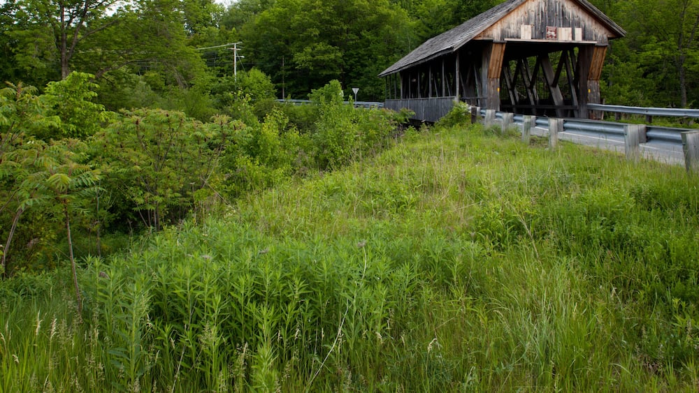 BYPA67 USA, New Hampshire, Lebanon, Packard Hill Covered Bridge across Mascoma River on spring evening
