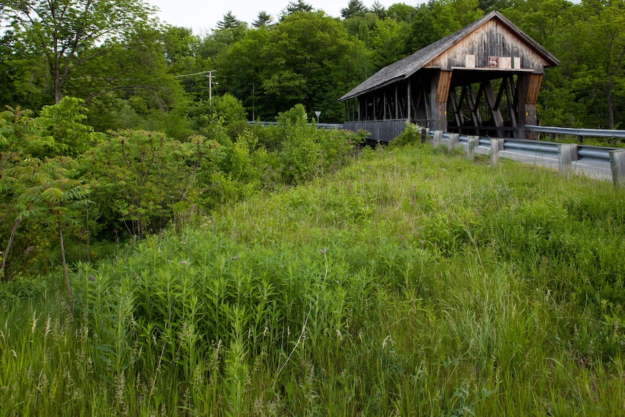 BYPA67 USA, New Hampshire, Lebanon, Packard Hill Covered Bridge across Mascoma River on spring evening
