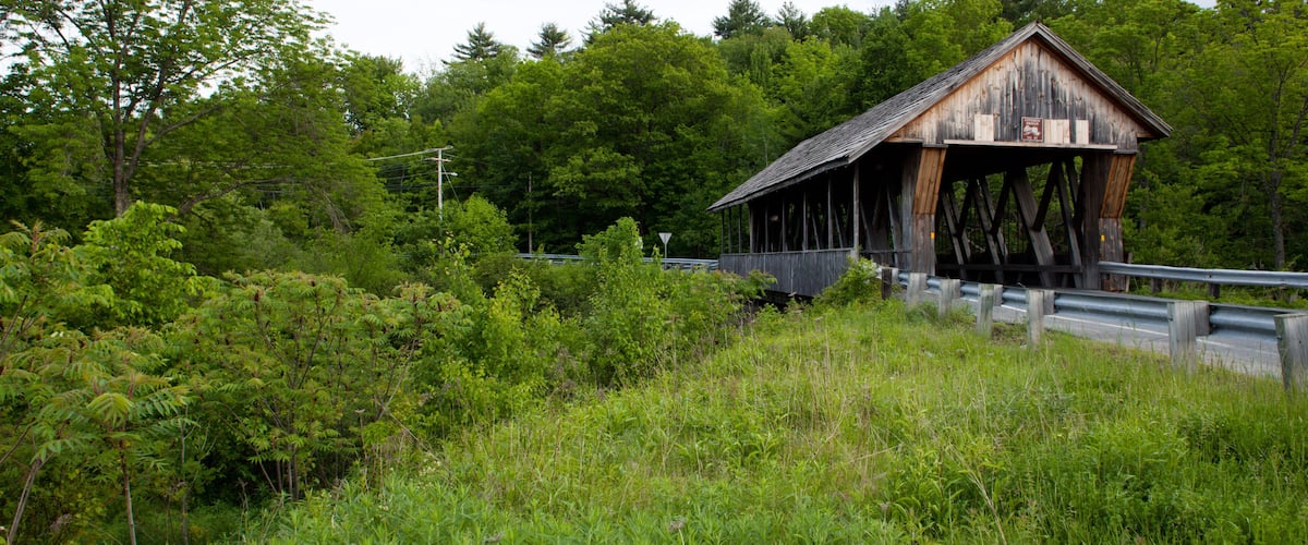 BYPA67 USA, New Hampshire, Lebanon, Packard Hill Covered Bridge across Mascoma River on spring evening