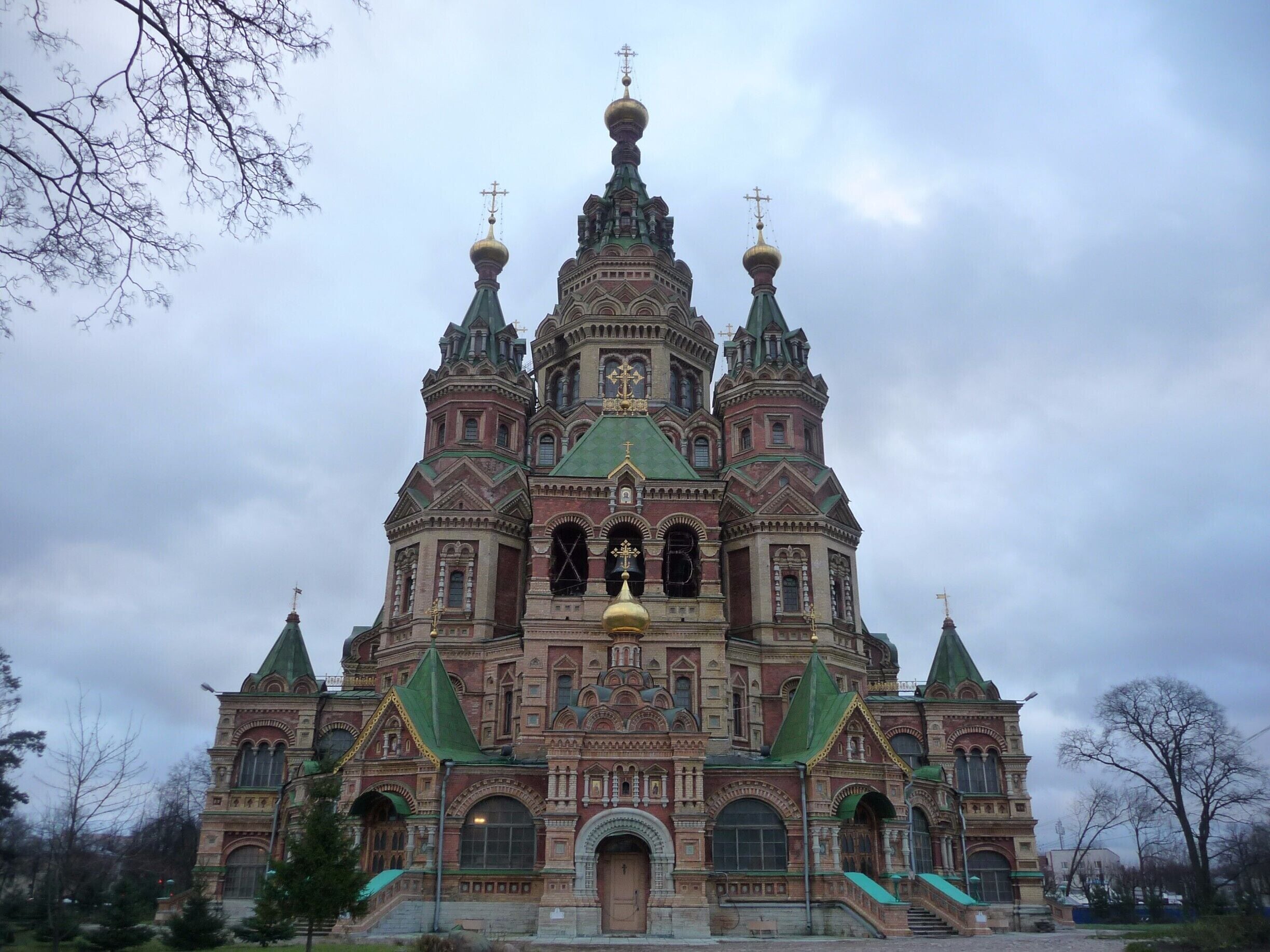 Este es un verdadero descubrimiento. Camino a Peterhof, vimos esta hermosa iglesia ortodoxa