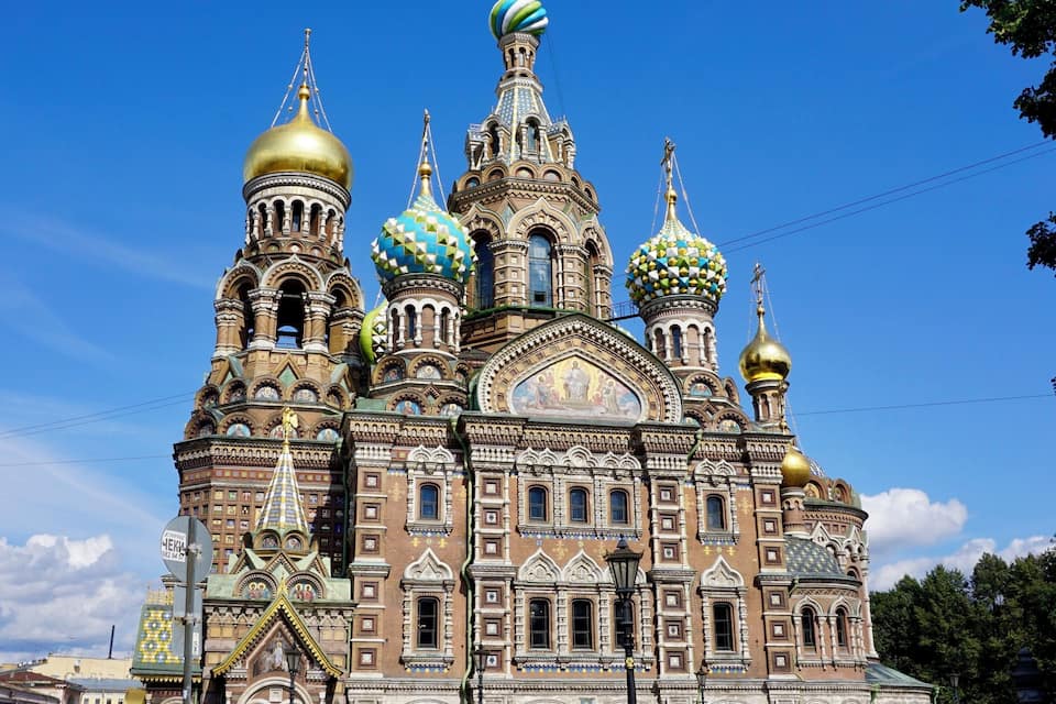 Una iglesia histórica con arquitectura ornamentada y varias cúpulas.