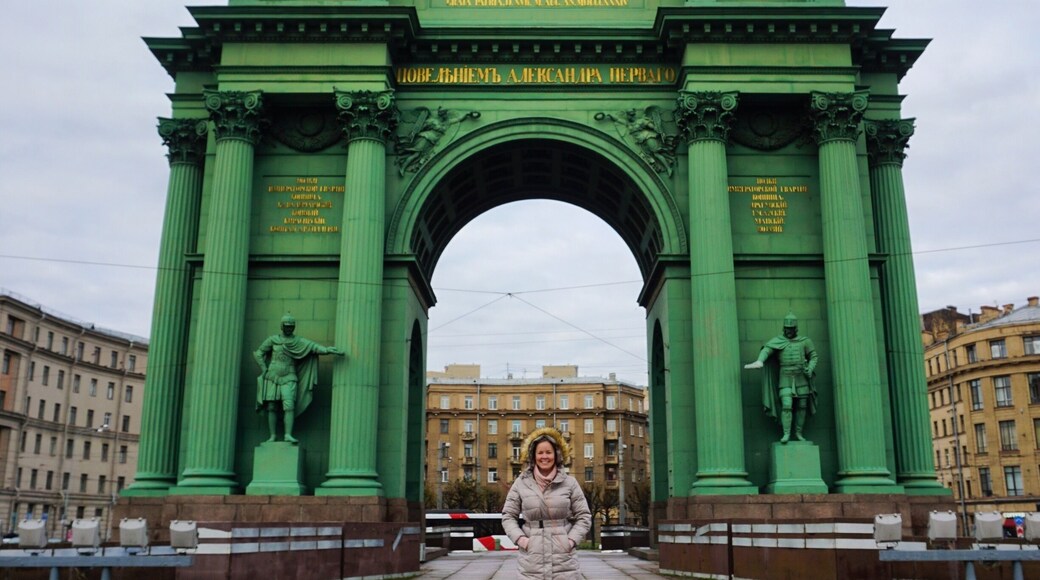 Counting the number of cities in which I see an Arch of Triumph.