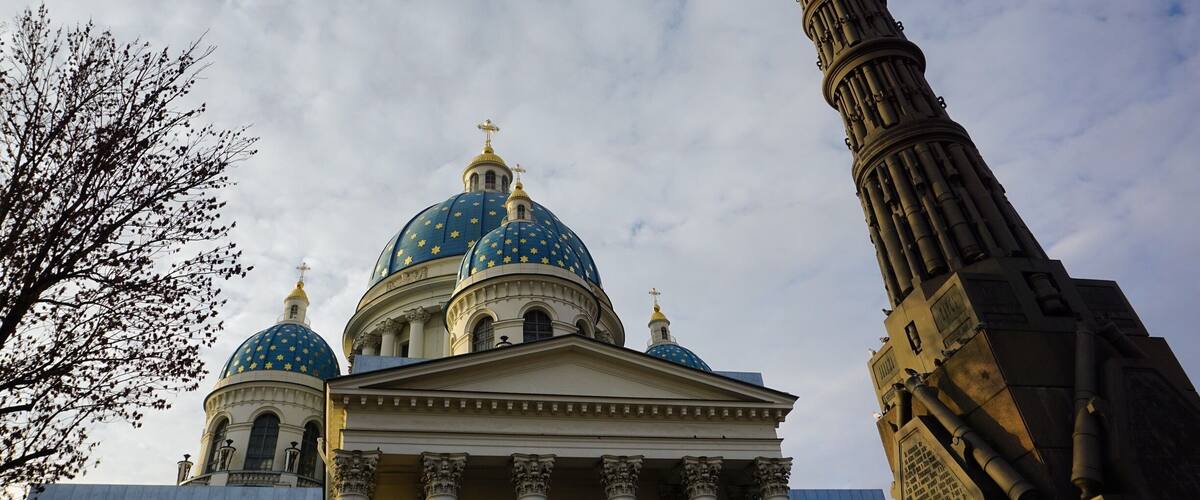 A column glorifying war right next to a church seems like an odd juxtaposition.