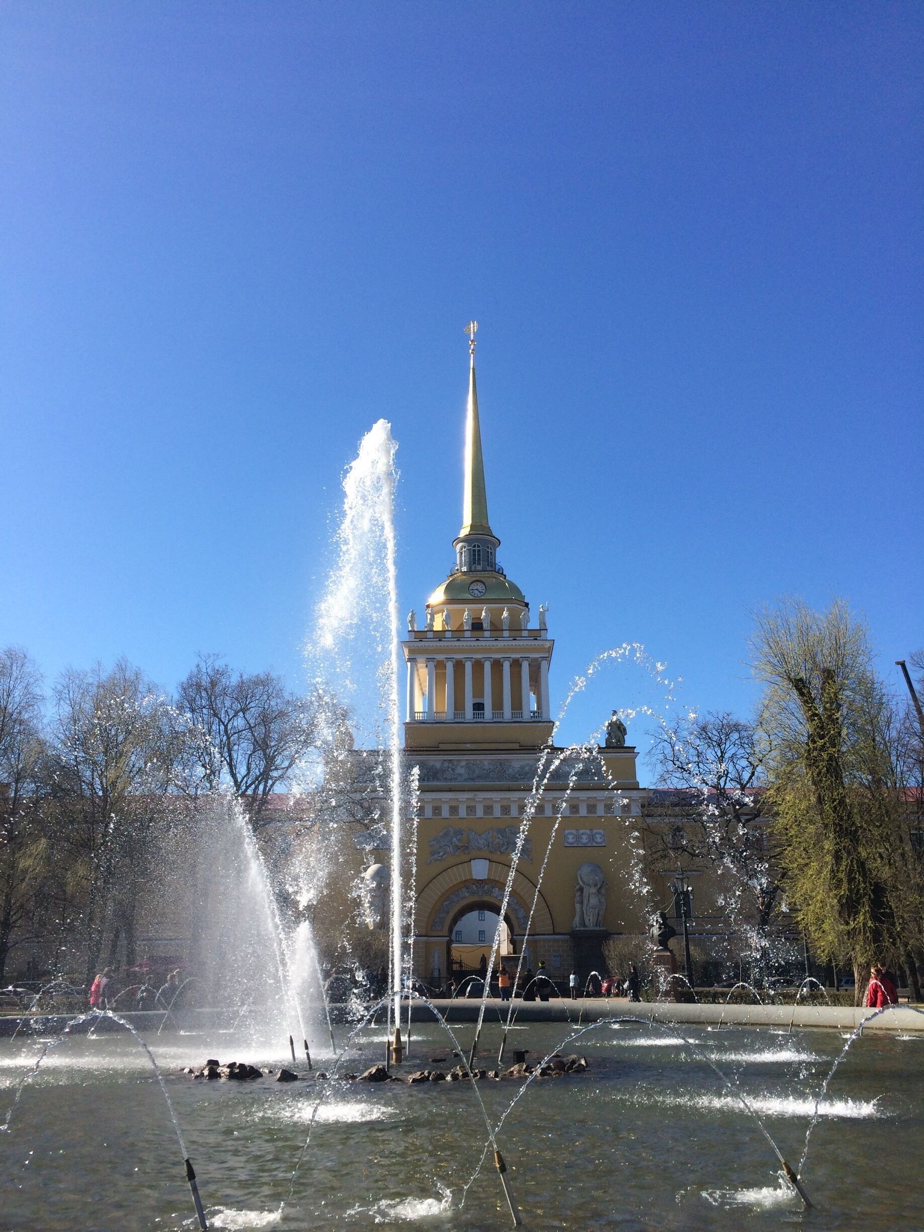 Walking in St. Petersburg to see all the fountains is a must. Between that and the architecture, browsing museums, and soaking up all the history - the local life is seen in little parks like this. #troveon
