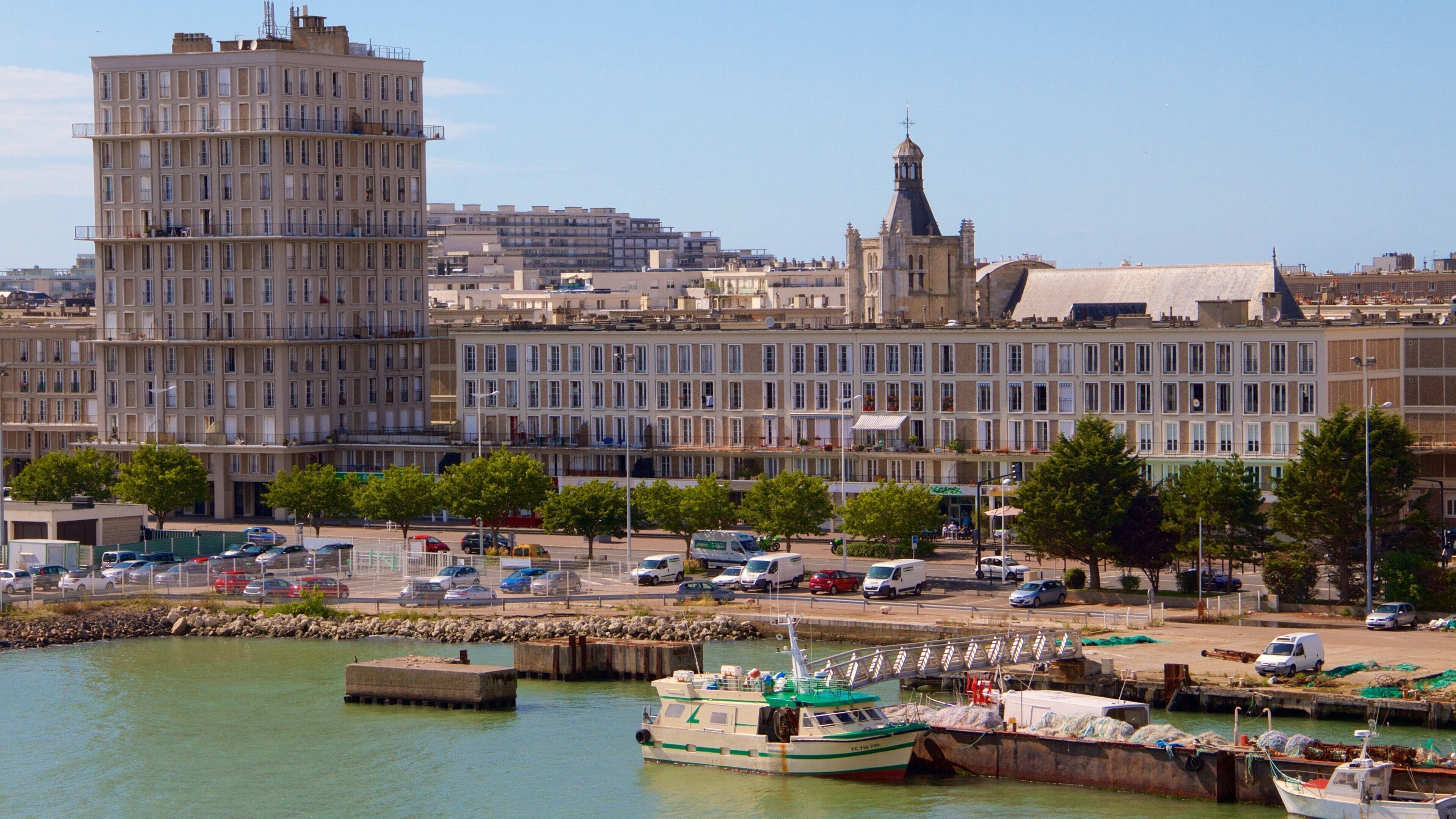 El Havre que incluye una ciudad y una bahía o puerto