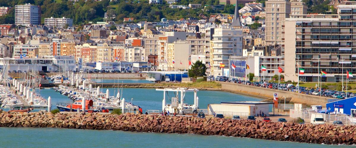 Le Havre which includes a bay or harbor and a city