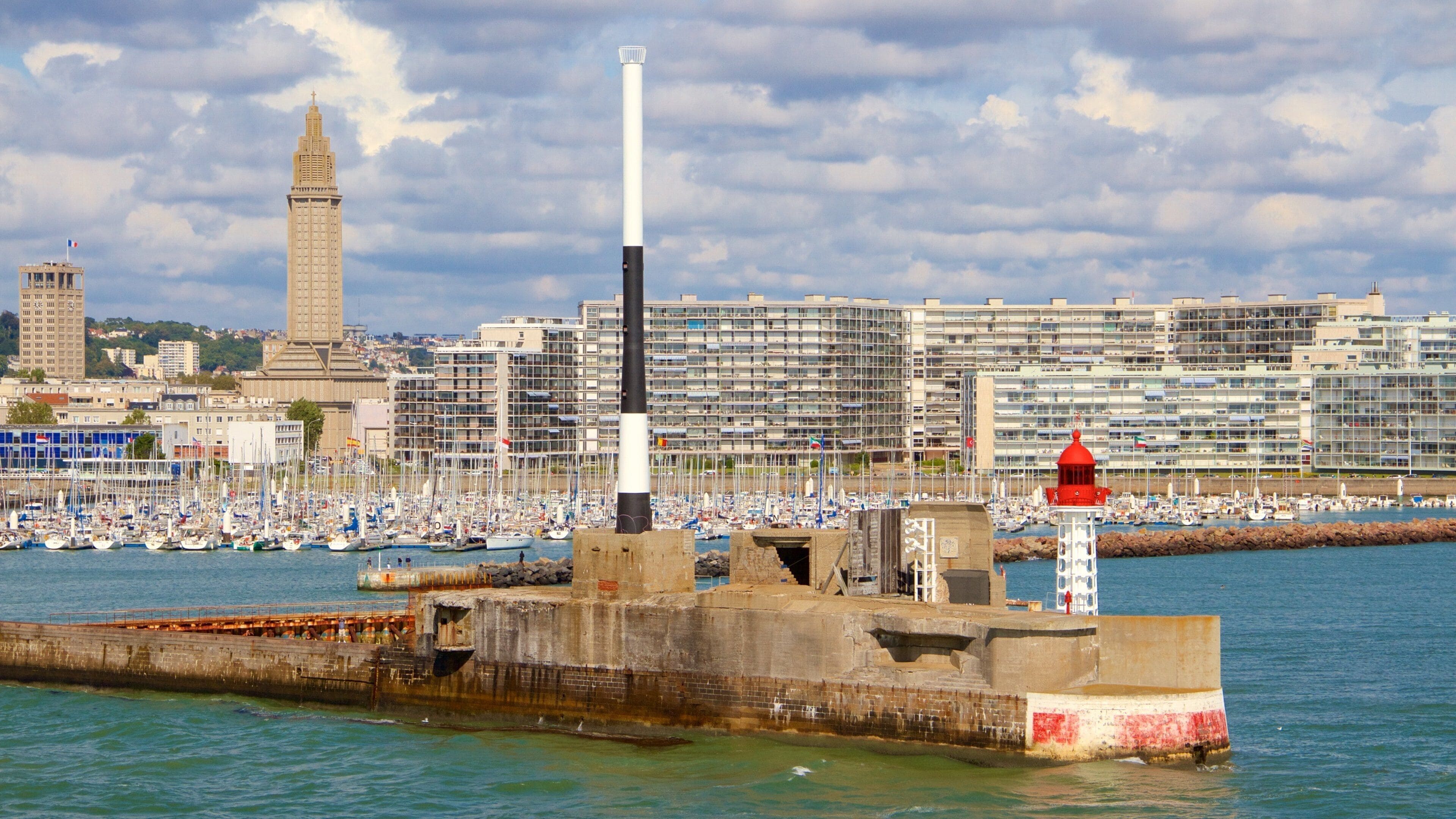 El Havre mostrando una bahía o puerto y una ciudad