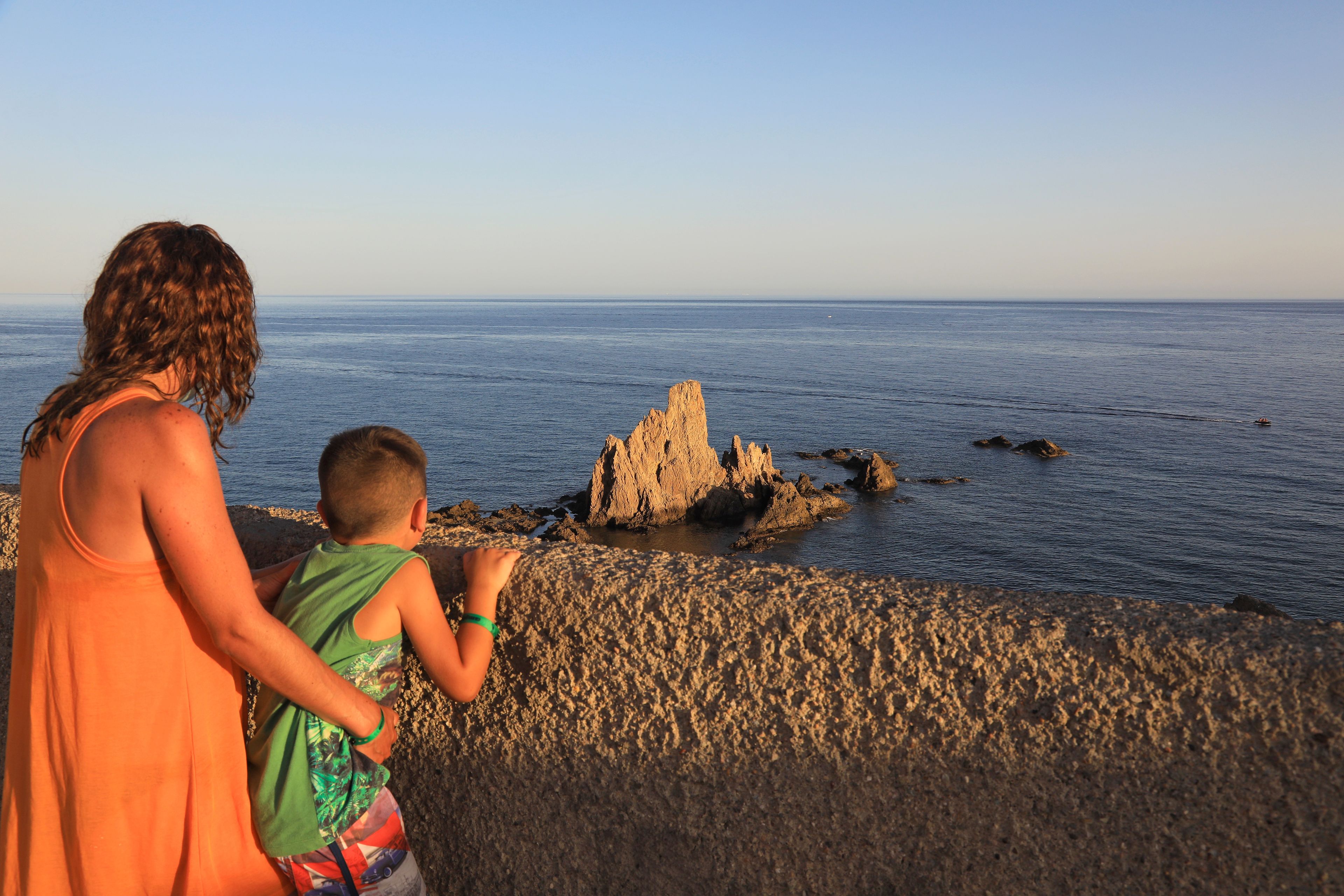 madre con niño asomados al arrecife de las sirenas en cabo de gata atardecer almería 4M0A0693-as20