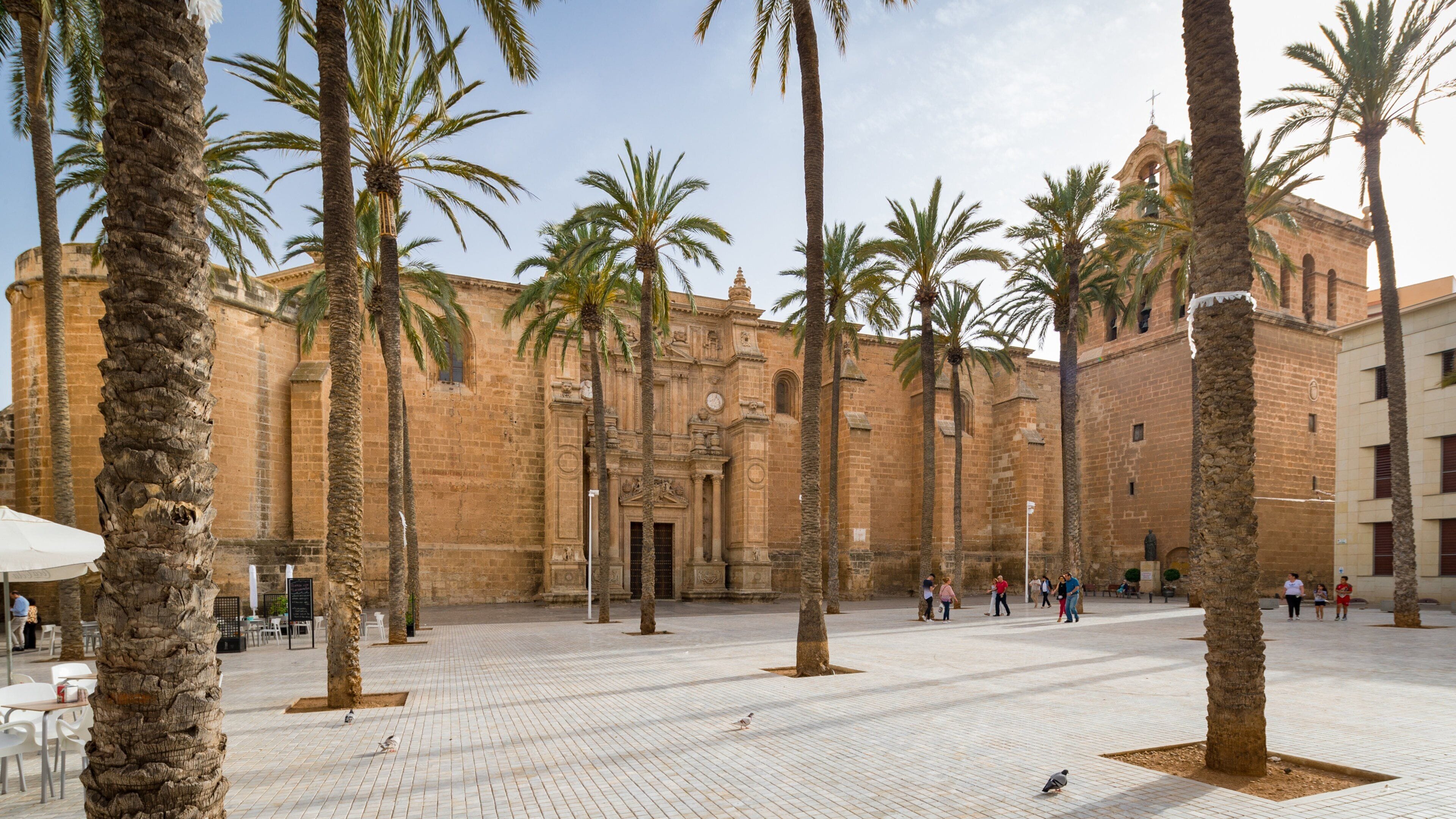Almeria showing heritage architecture and a square or plaza