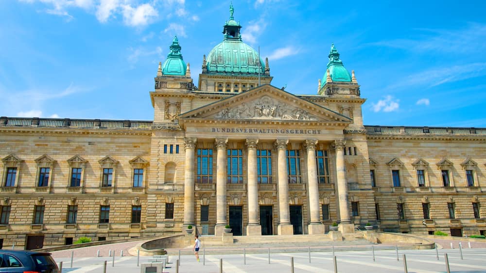Ein großes, historisches Gebäude mit einer markanten Kuppel und zwei kleineren Kuppeln, das klassische Architektur und Säulen aufweist.