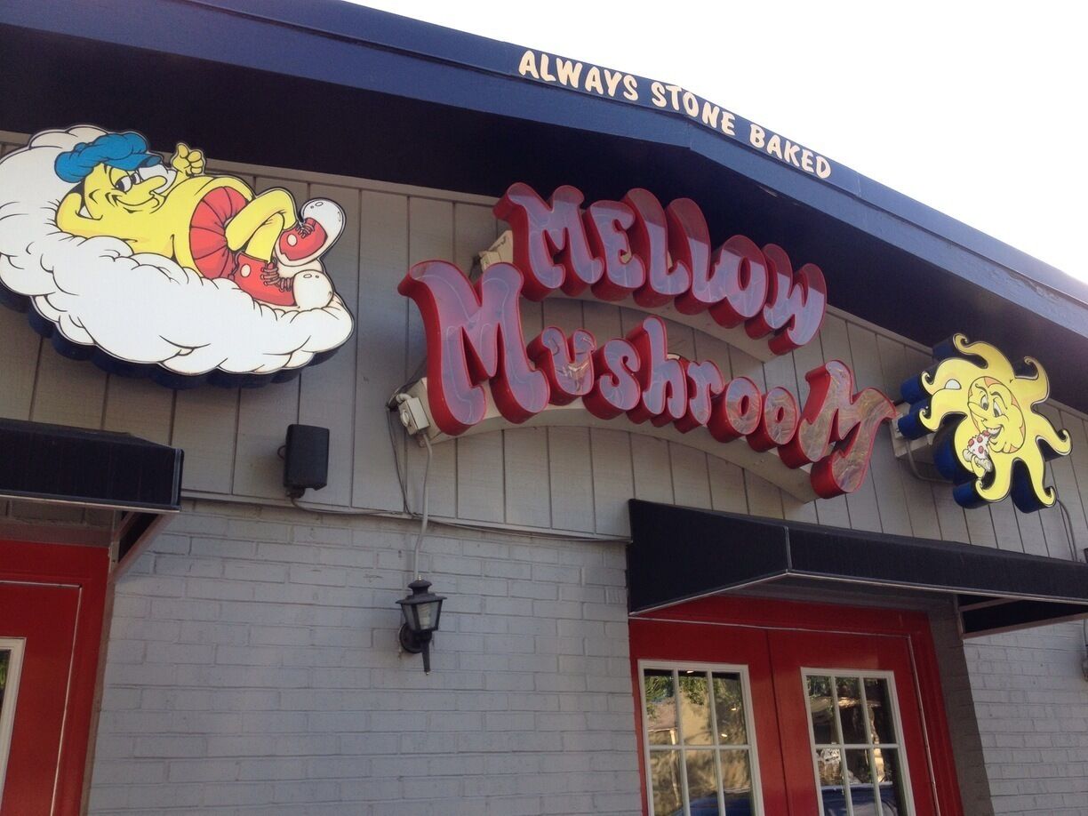 Super awesome pizza place. Very artsy and hippie. Think it's a requirement to smoke weed to work here :P maybe that's why their pizza is so good!