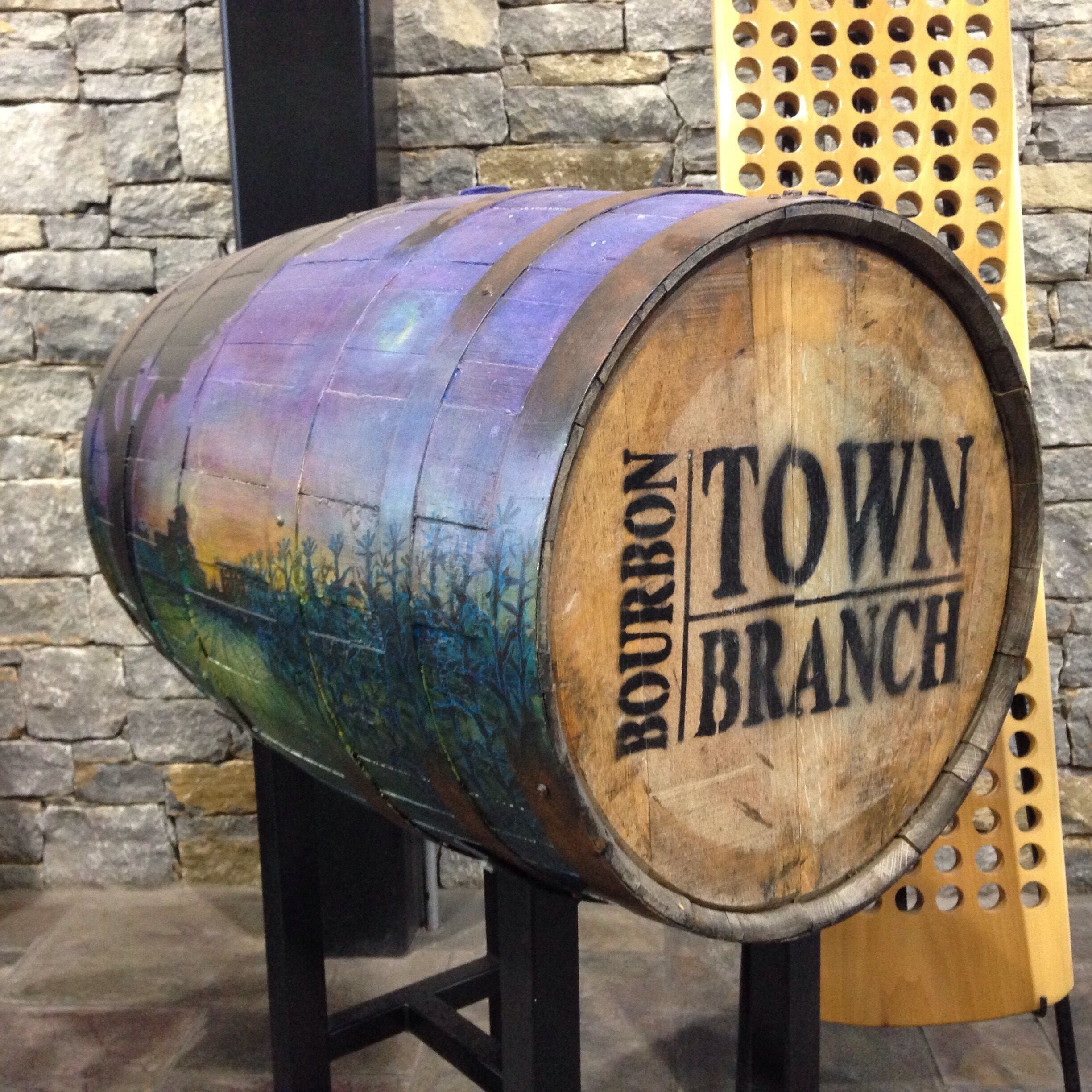 Un barril de madera con la inscripción 'BOURBON TOWN BRANCH'.