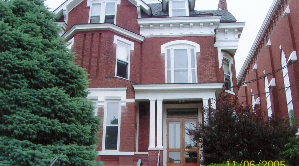 Looking for a place to park off the main street, we pulled up alongside this house, get out and that's when I noticed a sign.
This is the house that Mary Todd Lincoln was born and raised in!