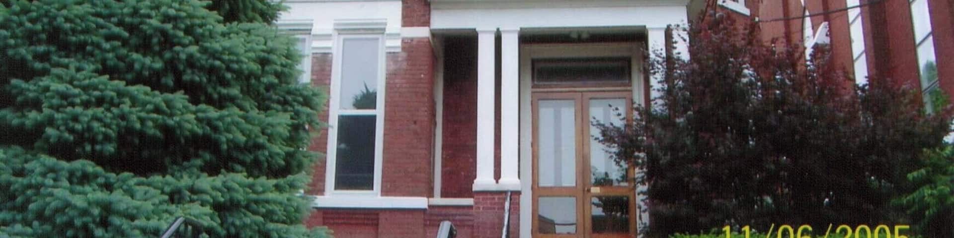 Looking for a place to park off the main street, we pulled up alongside this house, get out and that's when I noticed a sign.
This is the house that Mary Todd Lincoln was born and raised in!