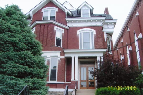 Looking for a place to park off the main street, we pulled up alongside this house, get out and that's when I noticed a sign.
This is the house that Mary Todd Lincoln was born and raised in!