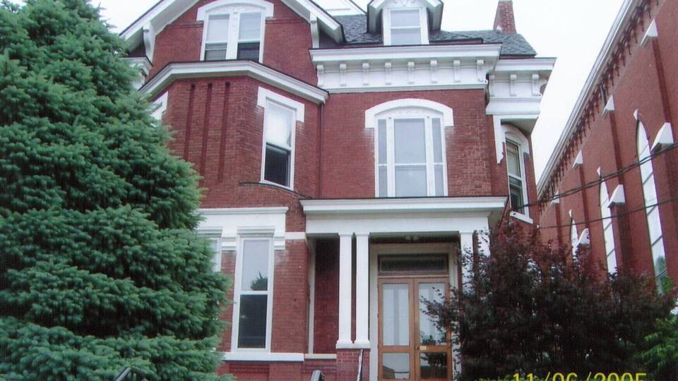 Looking for a place to park off the main street, we pulled up alongside this house, get out and that's when I noticed a sign.
This is the house that Mary Todd Lincoln was born and raised in!