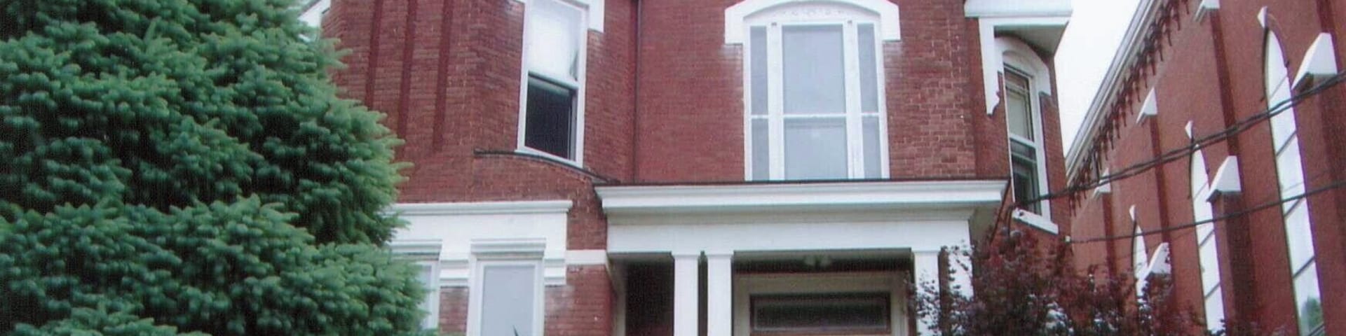 Looking for a place to park off the main street, we pulled up alongside this house, get out and that's when I noticed a sign. 
This is the house that Mary Todd Lincoln was born and raised in!