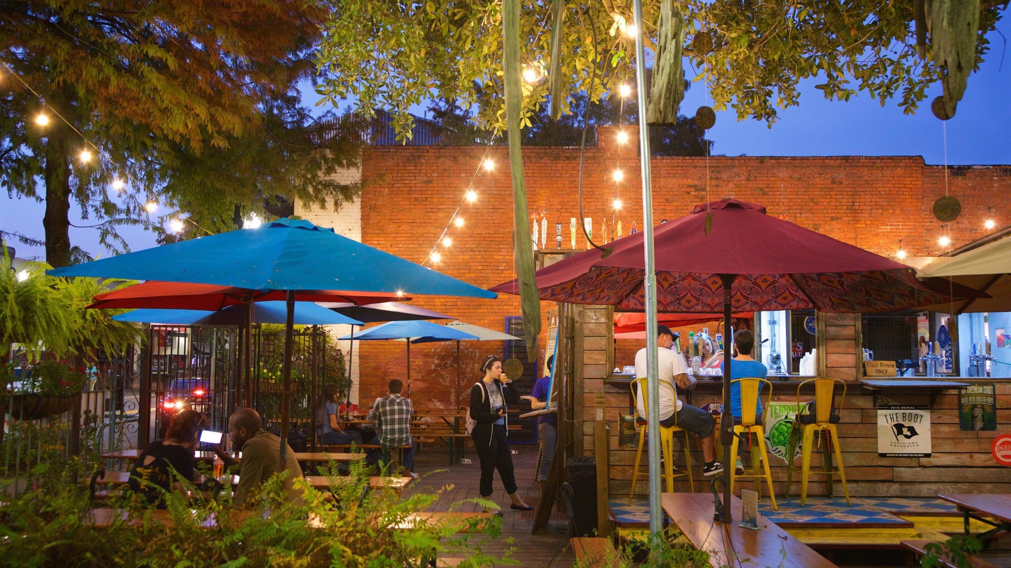 Lafayette das einen Bar und bei Nacht sowie kleine Menschengruppe