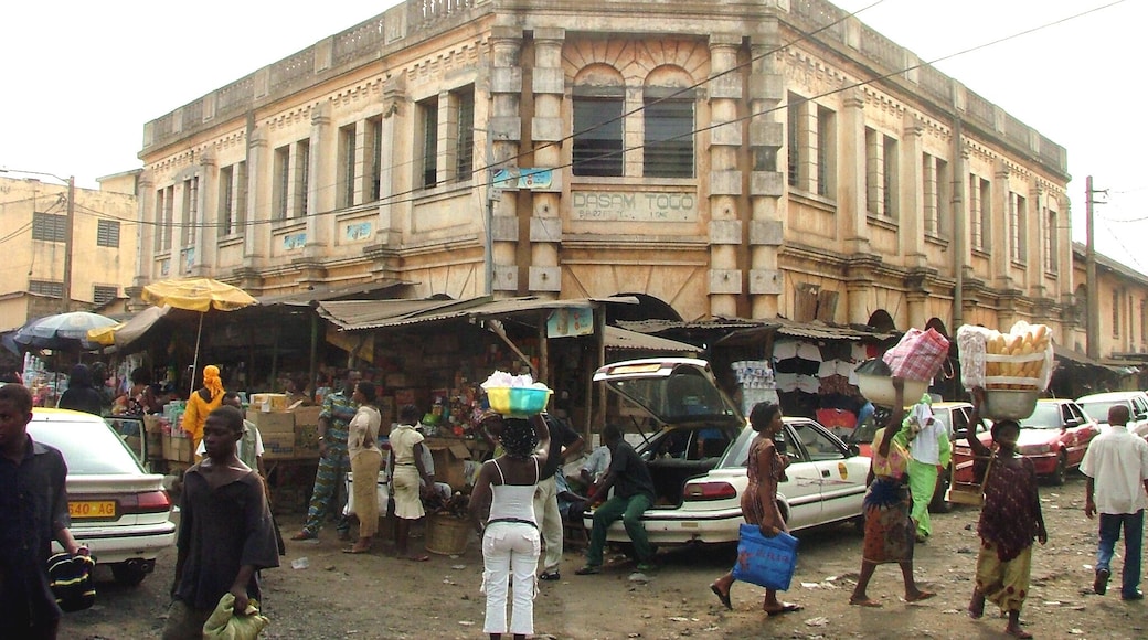 A former colonial building, now a market, on a corner in Rue Koketi, Lomé, Togo. Busy during the day but the area appears near deserted after dark with little street-lighting...
#StunningStructures