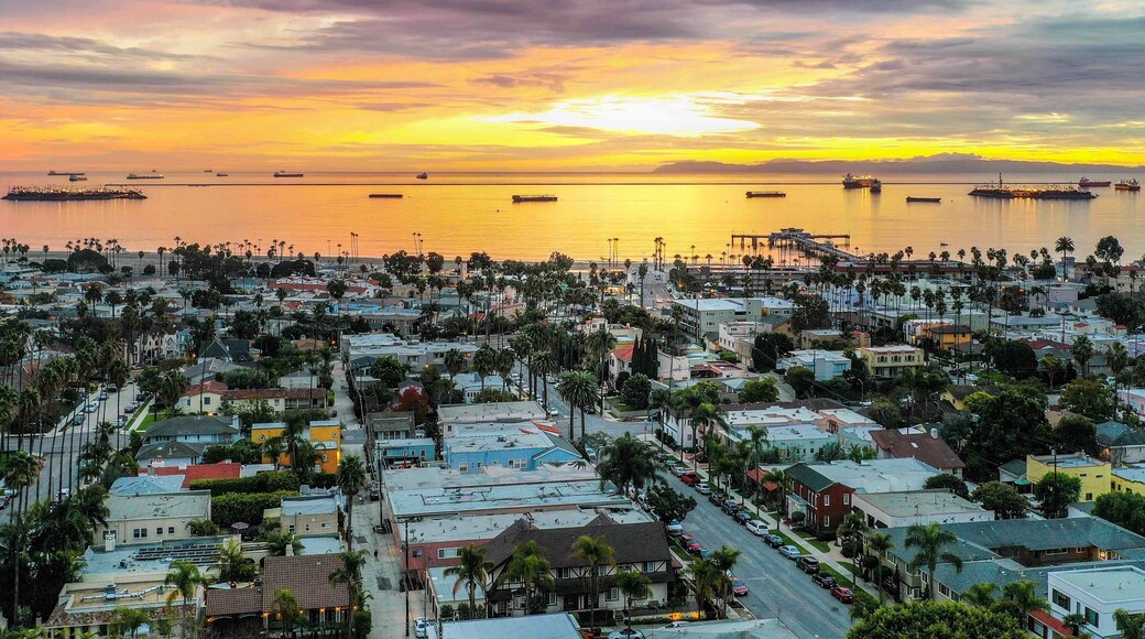 Beach town vibes! 🏝 #longbeach #california #losangeles #sunset #colors #perspective #beach #ocean #views #photography #travel