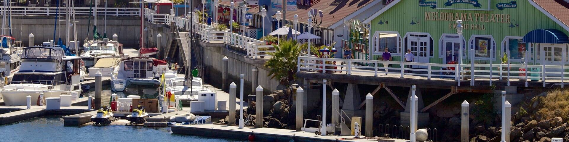 Long Beach das einen Küstenort, allgemeine Küstenansicht und Bucht oder Hafen