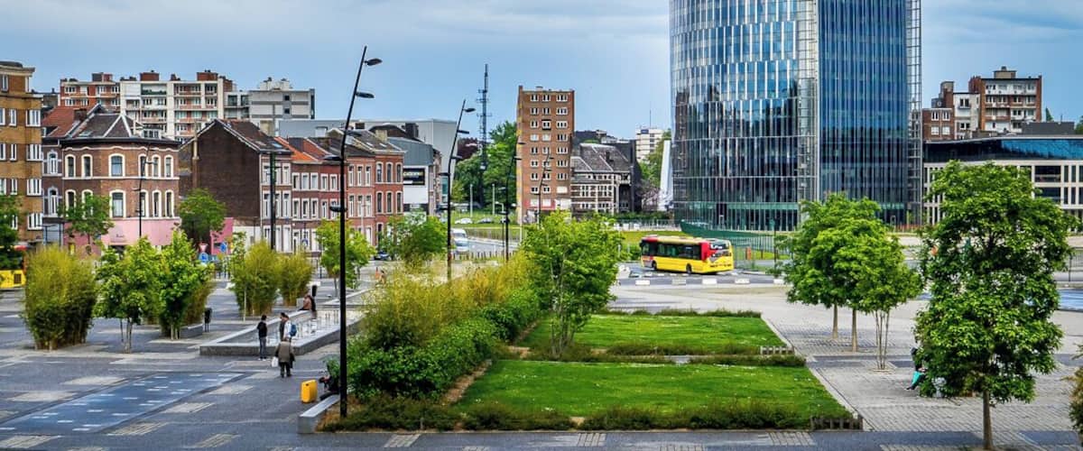 Le Tour Paradis (Paradise Tower) seen from the train station, a 136-metre office skyscraper located in the Guillemins area of LiĂšge, Belgium. Constructed from 2012 to 2014, it is the tallest skyscraper in Wallonia.
.
.
.
.
#tourparadisLG #wallonie #architecture #liege #skycraper