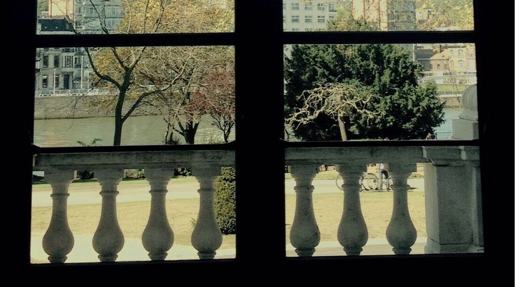 Musée d'art et contemporain à Liège.
Magnifique musée, vous pourrez aussi manger et y boire un verre en terrasse avec vue sur le parc de la Boverie, la Meuse, la nouvelle passerrelle et la nouvelle tour des finances. Liège se métamorphose! Notre magnifique citée ardente. ❤️