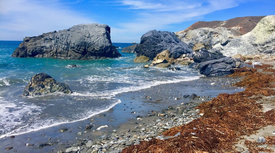 Shark Harbor is a small beach on Catalina Island separated from the beach and campground at Little Harbor by an outcropping of rock called Whale Tail. It can be accessed as a day hike from Two Harbors or as a stop along the Trans Catalina Trail which starts in Avalon.
#BeachTips