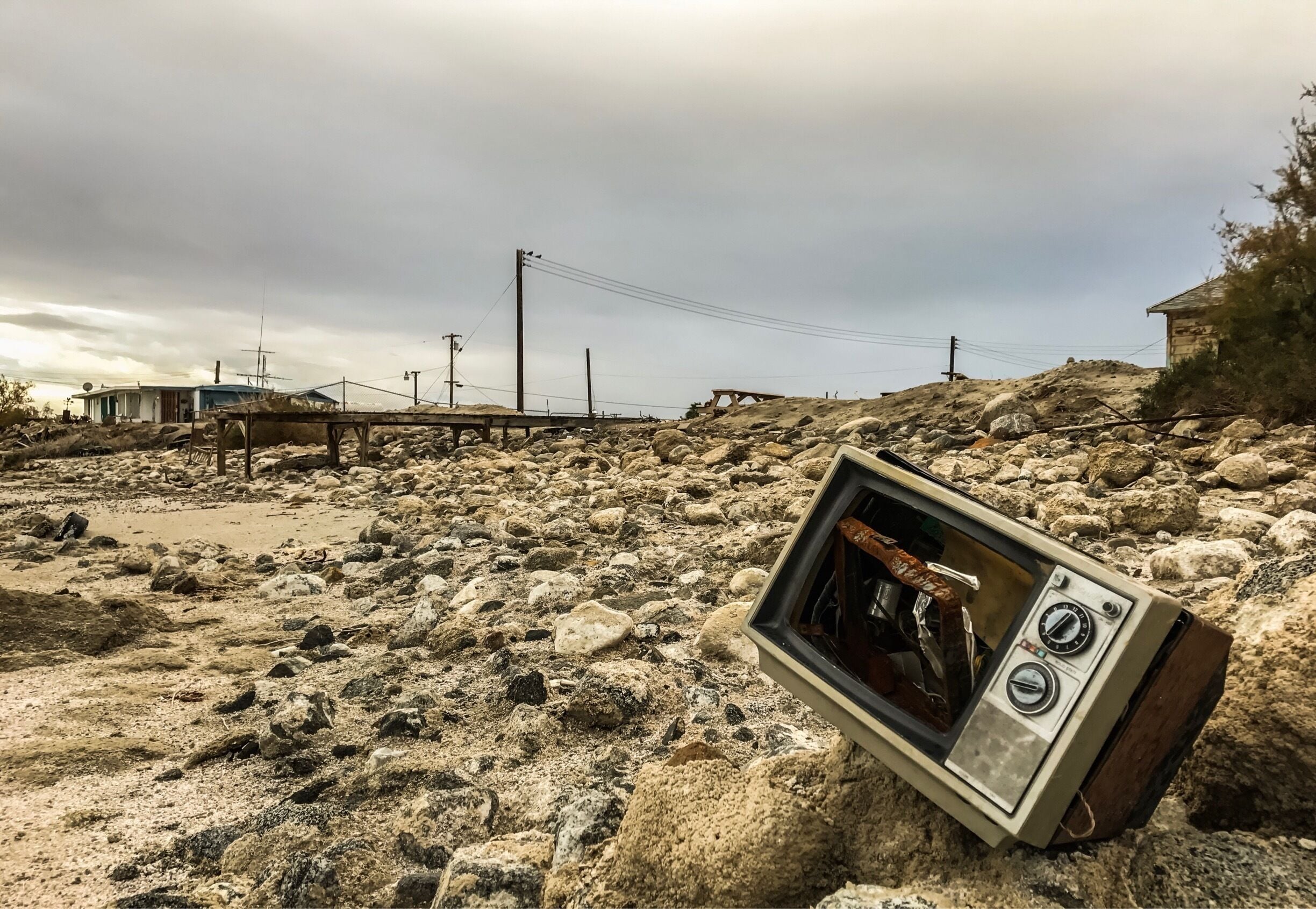 The Salton Sea is a shallow, saline, endorheicrift lake located directly on the San Andreas Fault, predominantly in California's Imperial and Coachella Valleys.With a salinity exceeding 5.0% w/v (saltier than seawater), many of the species of fish that lived in the sea have been killed by the combination of pollutants, salt levels, and algal blooms.Today this area has been reduced to a deserted spooky town with burnt abandoned settlements and Dead fish carcasses washed up in mass quantities on the beaches. The smell of the lake, combined with the stench of the decaying fish, also contributed to the decline of the tourist industry around the Salton Sea. The eerie existence of the surrounding is sure to give a spine chill. 👻 