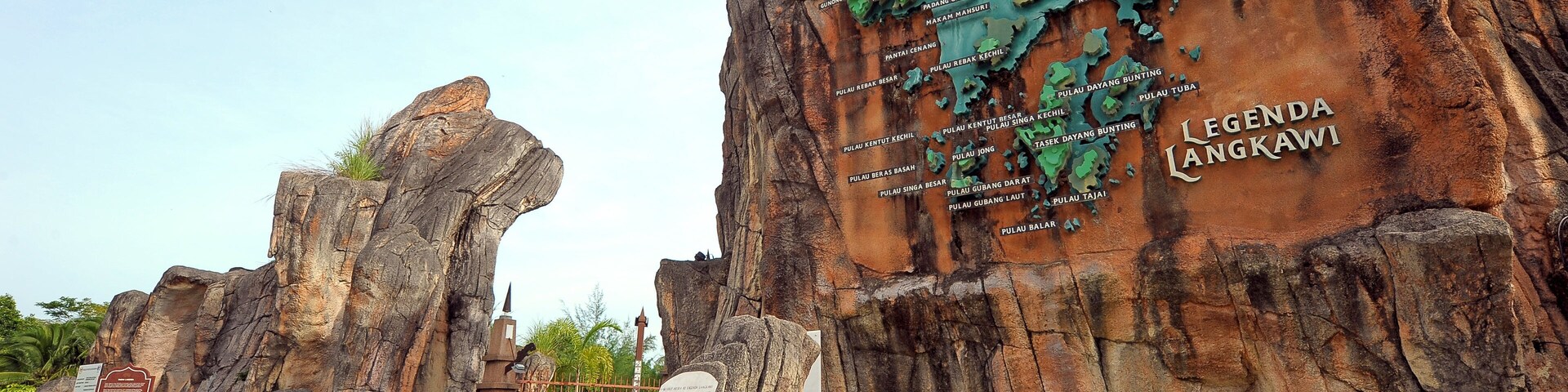 Una roca grande con inscripciones y un mapa de Indonesia.
