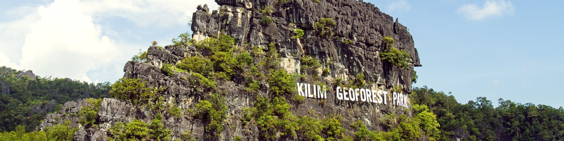 Una isla rocosa con el texto "Kilim GeoForest Park" en su costado.