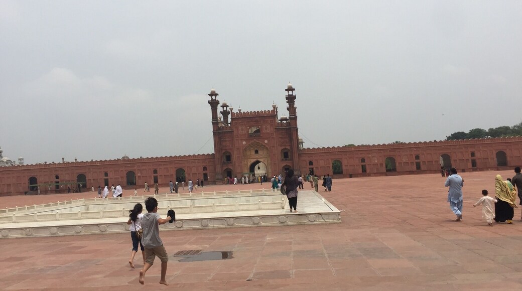 The Badshahi Mosque in Lahore was commissioned by the sixth Mughal Emperor Aurangzeb. Constructed between 1671 and 1673, it was the largest mosque in the world upon construction.