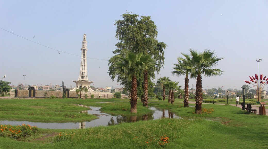Another view of Minar-e-Pakistan.