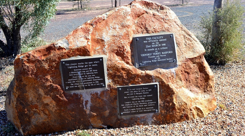 This is the spot that commemorates where Lightning Ridge got its name.
A beautiful big sandstone rock has the plaque which holds the history of how this place was officially named. I quote ‘sometime around 1870, a shepherd, his dog and 600 sheep were struck dead by lightning here. From then on, the area was unofficially known as Lightning Ridge, a name also used by Government departments. The village was proclaimed in 1908. The name was gazetted on 5 July 1963’.