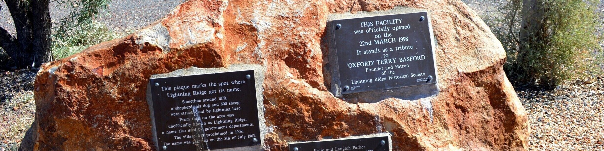 This is the spot that commemorates where Lightning Ridge got its name.
A beautiful big sandstone rock has the plaque which holds the history of how this place was officially named. I quote ‘sometime around 1870, a shepherd, his dog and 600 sheep were struck dead by lightning here. From then on, the area was unofficially known as Lightning Ridge, a name also used by Government departments. The village was proclaimed in 1908. The name was gazetted on 5 July 1963’.