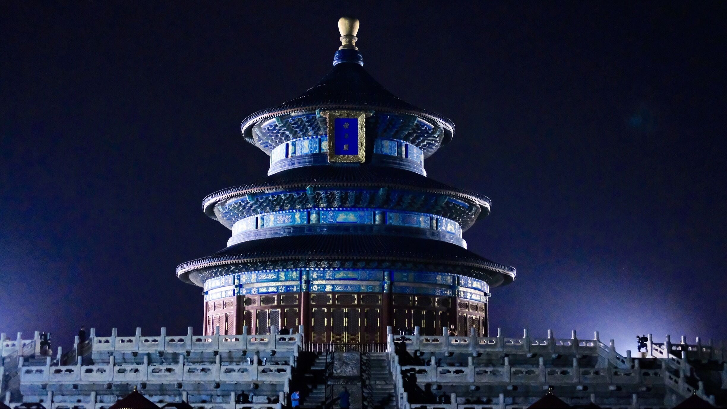 Temple of Heaven
The Temple of Heaven Park is located in the Chongwen District, Beijing. Originally, this was the place where emperors of the Ming Dynasty (1368 - 1644) and Qing Dynasty (1644 - 1911) held the Heaven Worship Ceremony. It is the largest and most representative existing masterpiece among China's ancient sacrificial buildings.