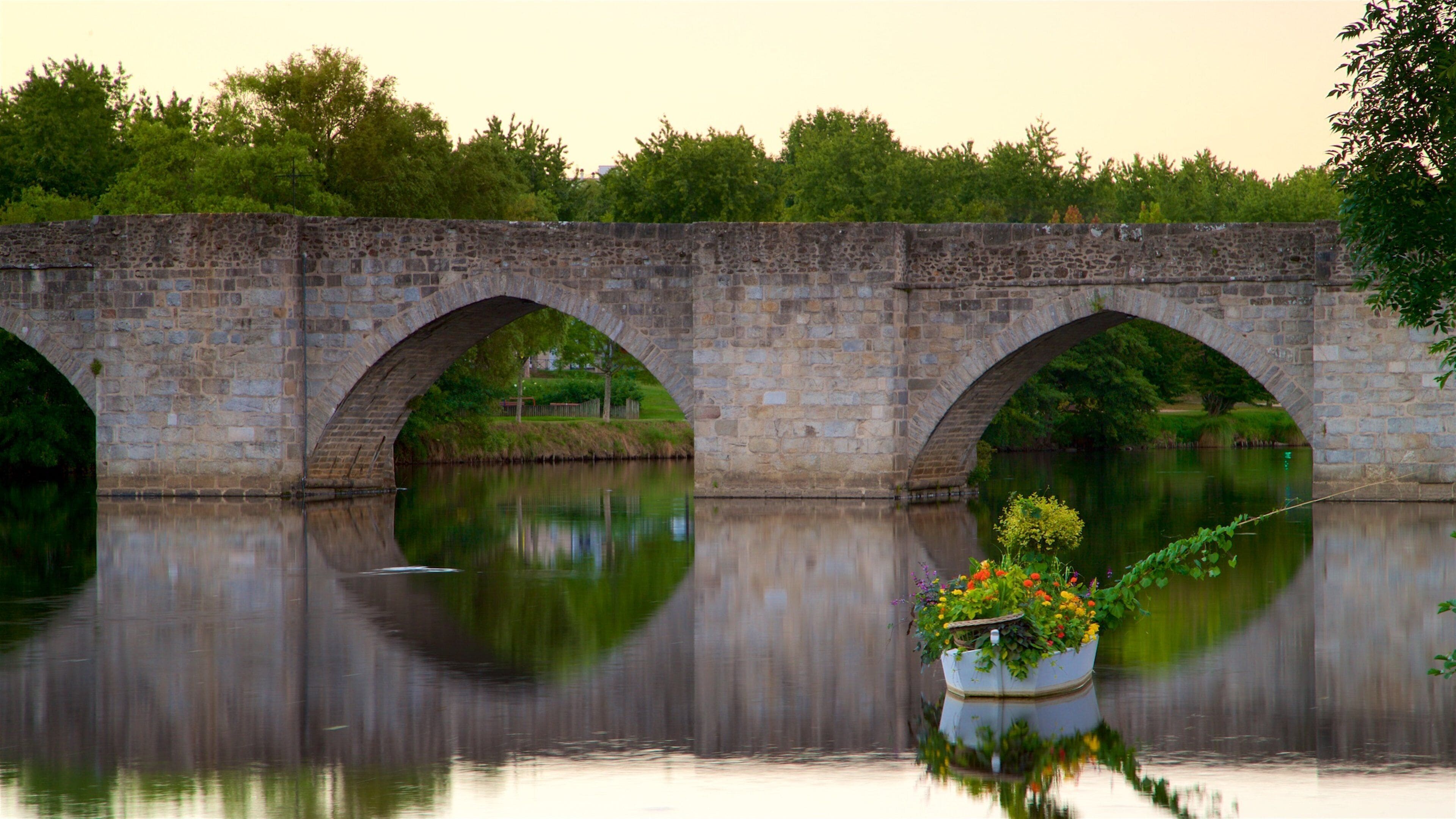 Limoges que incluye un puente, un río o arroyo y una puesta de sol
