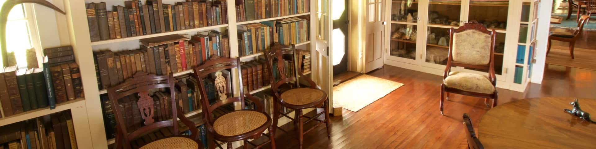 Lihue showing interior views